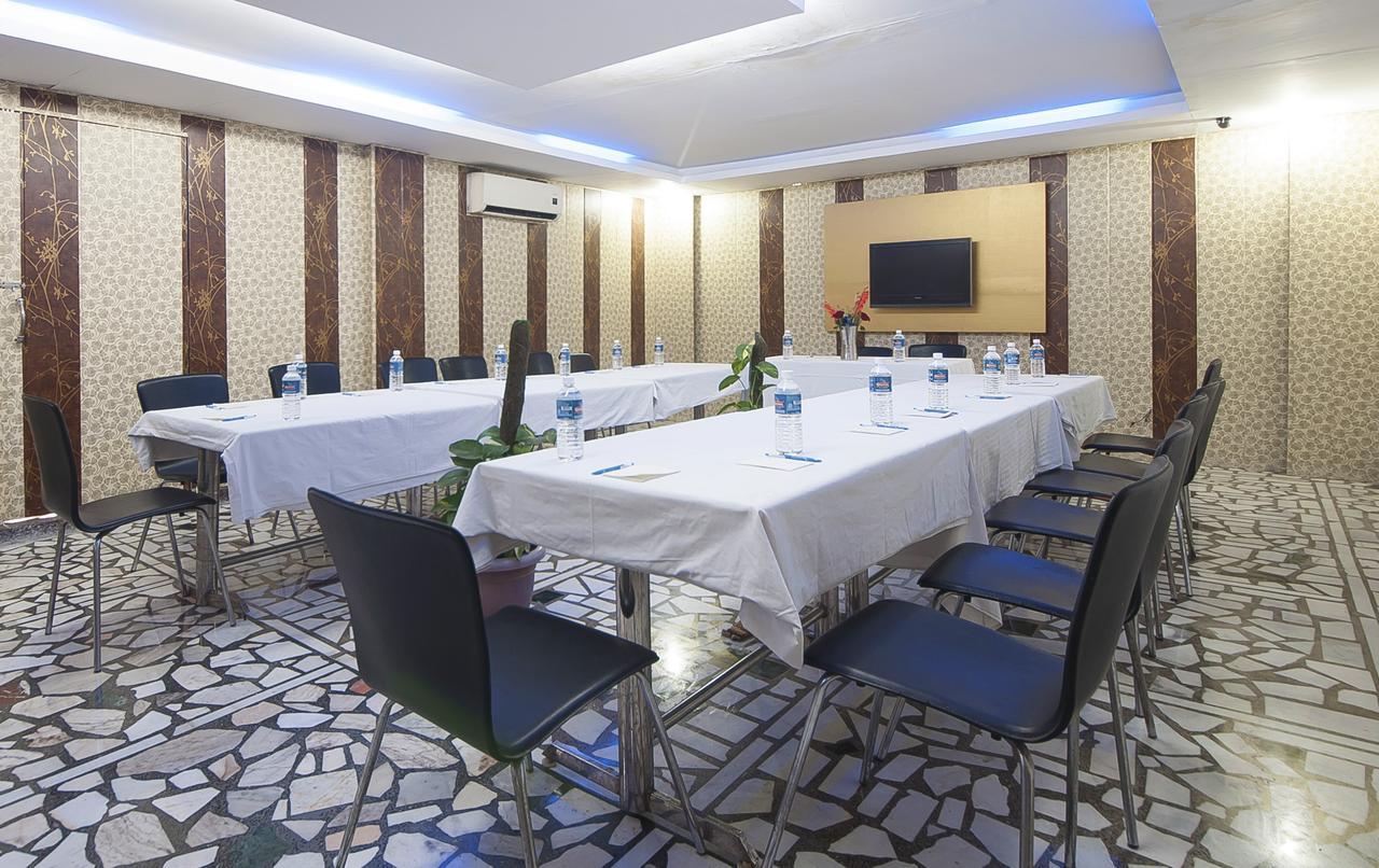 Hotel Apra Inn New Delhi Eksteriør bilde